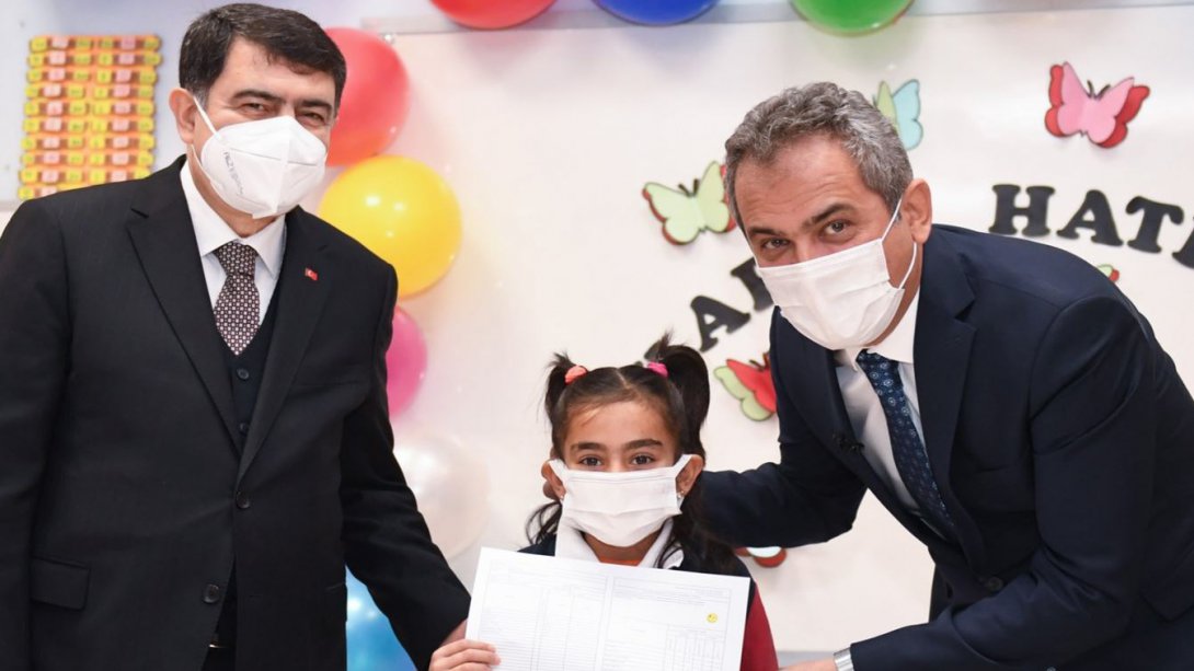 MINISTER ÖZER DISTRIBUTED MIDTERM REPORT CARDS TO STUDENTS