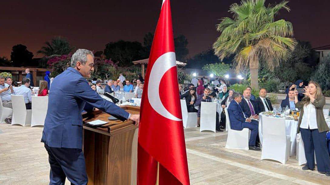 MINISTER ÖZER MEETS WITH TEACHERS AND TURKISH CITIZENS IN QATAR