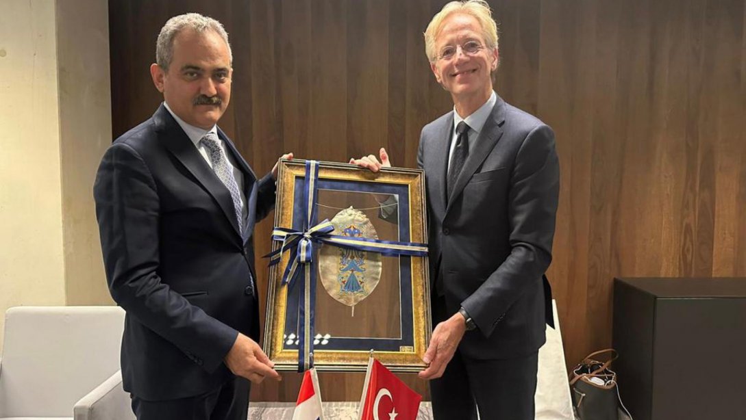 MINISTER ÖZER MEETS HIS DUTCH COUNTERPART DİJKGRAAF